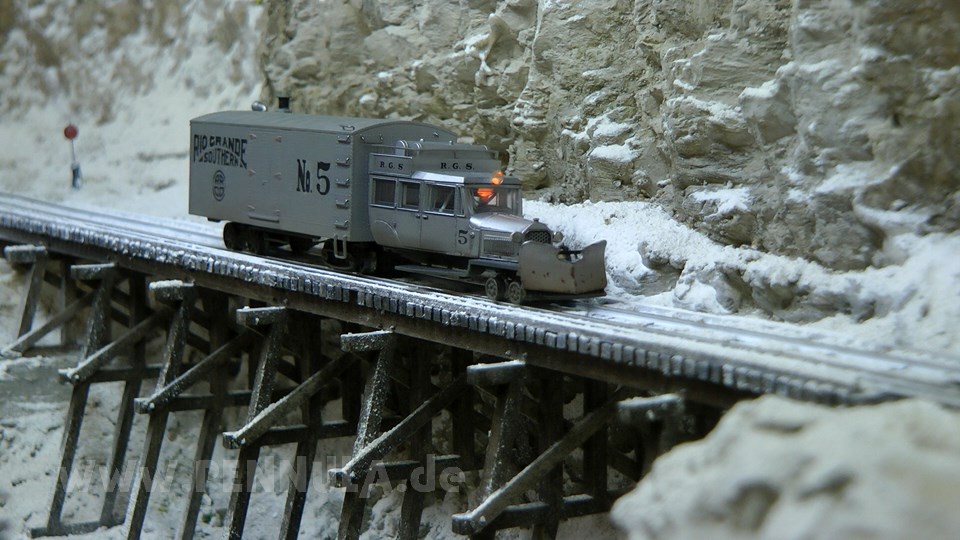 Modelleisenbahn im Winter von Pit Karges mit Loks aus Amerika