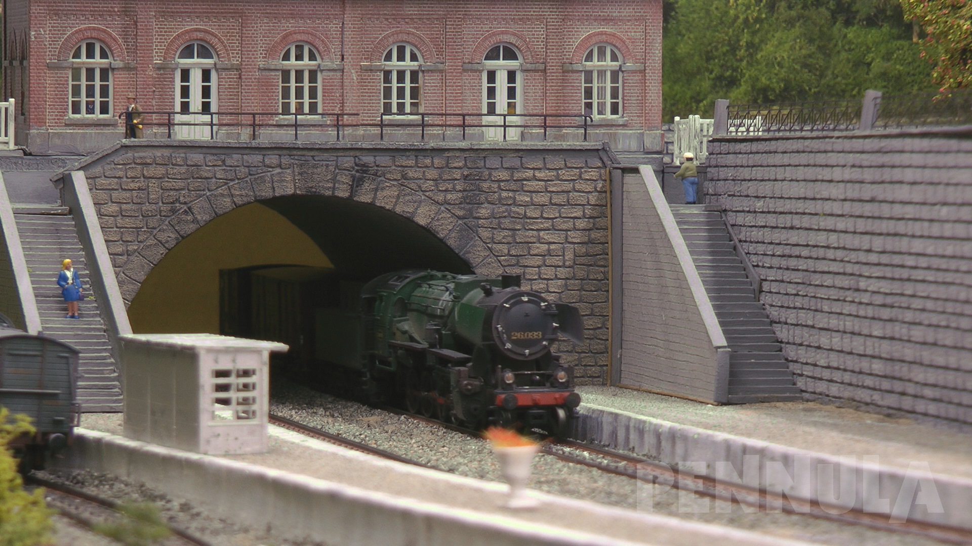 Modelleisenbahn Diorama mit Märklin Spur H0 Gleisen und ESU ECos II Digitalzentrale