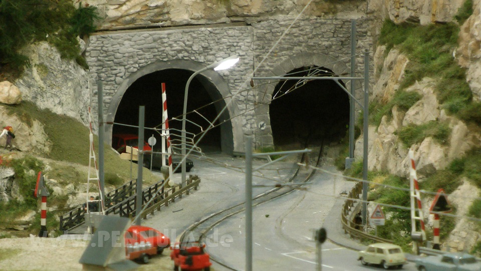 Modelleisenbahn mit Eisenbahn Viadukt Brusio RhB Bernina Bahn