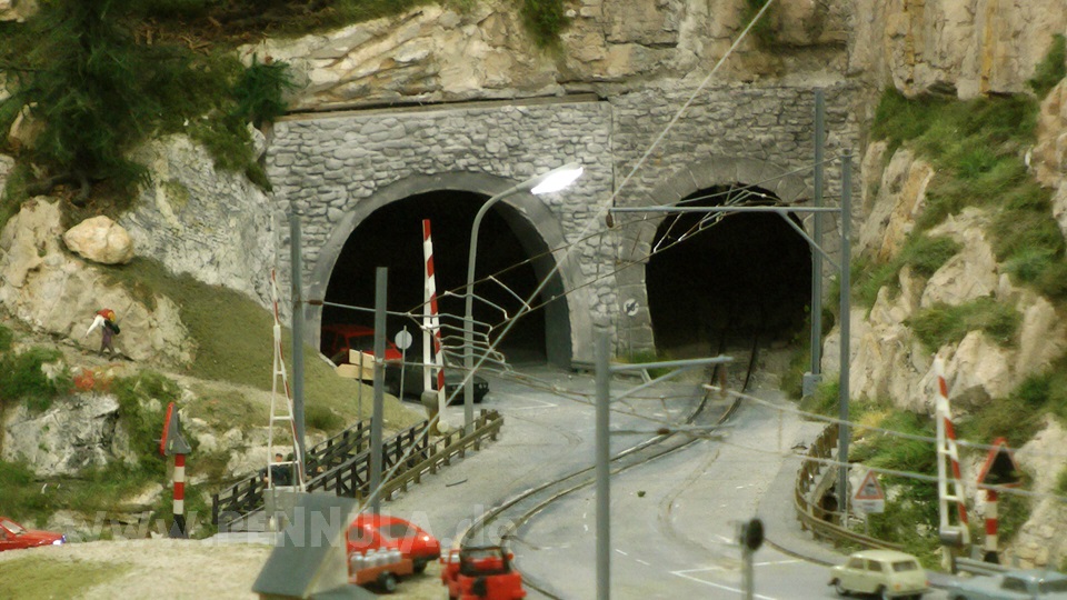 Modelleisenbahn mit Eisenbahn Viadukt Brusio RhB Bernina Bahn