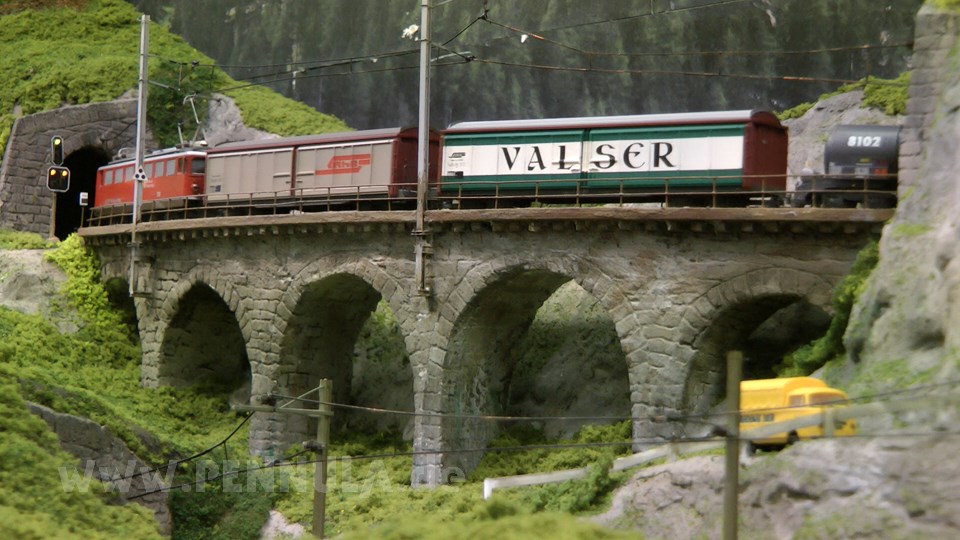 Modelleisenbahn Graubündenbahn mit perfekter Oberleitung in Spur H0m
