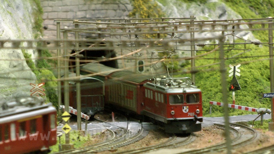 Modelleisenbahn Graubündenbahn mit perfekter Oberleitung in Spur H0m