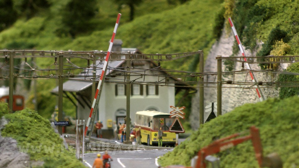 Modelleisenbahn Graubündenbahn mit perfekter Oberleitung in Spur H0m