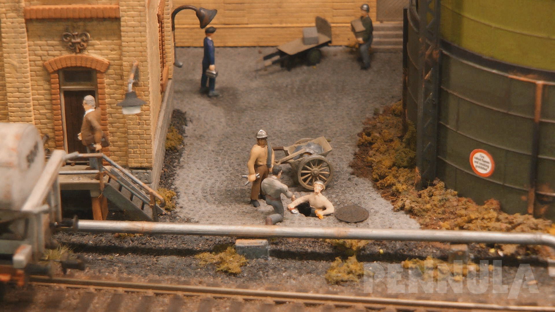 Modelleisenbahn mit Dampfloks im Herbst am Bahnhof in Langley in Spur 00 (Englische Modellbahn)
