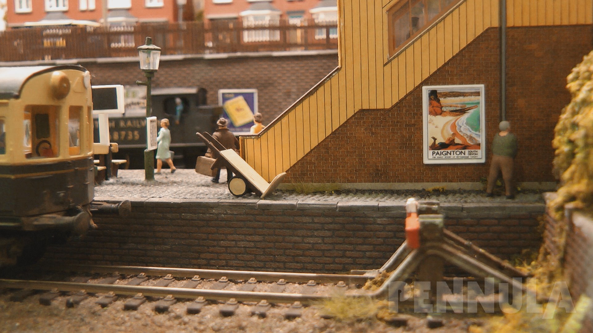 Modelleisenbahn mit Dampfloks im Herbst am Bahnhof in Langley in Spur 00 (Englische Modellbahn)