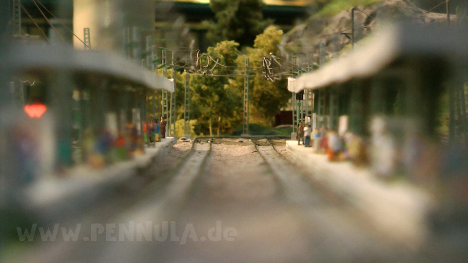 Die wunderschöne Modelleisenbahn vom Landgoed Nienoord in Spur H0 mit DC Car und Autoscooter