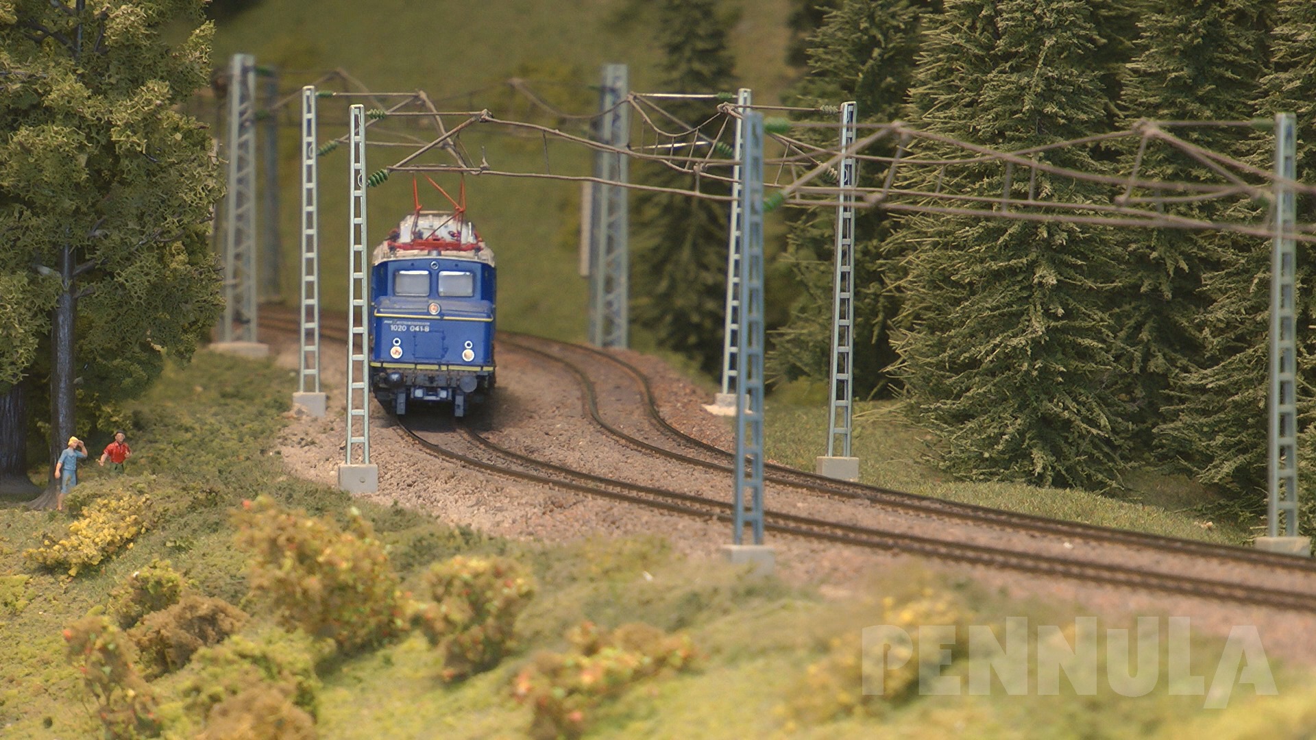 Sechs Minuten am Bahndamm - Modellzüge mit Stromabnehmer