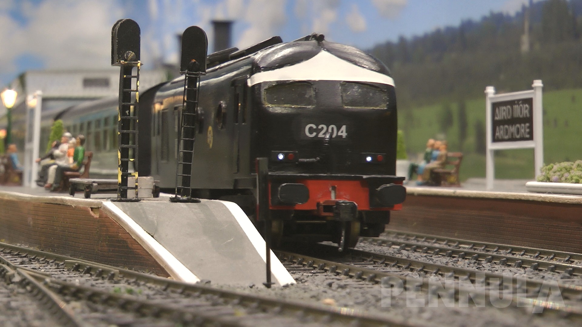 Spur 0 Modelleisenbahn mit Kopfbahnhof und Drehscheibe sowie Rangierfahrten mit Diesellokomotiven