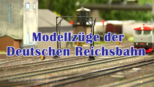 Doppelstockwagen der Deutschen Reichsbahn im Bahnverkehr auf der Modelleisenbahn im Miniatur Elbtal