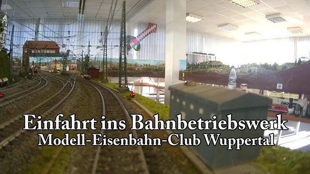 Einfahrt Bahnbetriebswerk: Modell-Eisenbahn-Club Wuppertal (Spur H0 Schiebebühne und Lokschuppen)